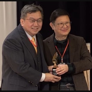 王浩威醫師獲頒終身奉獻成就獎 拓寬心理治療之路 引領生命深度探尋圖片